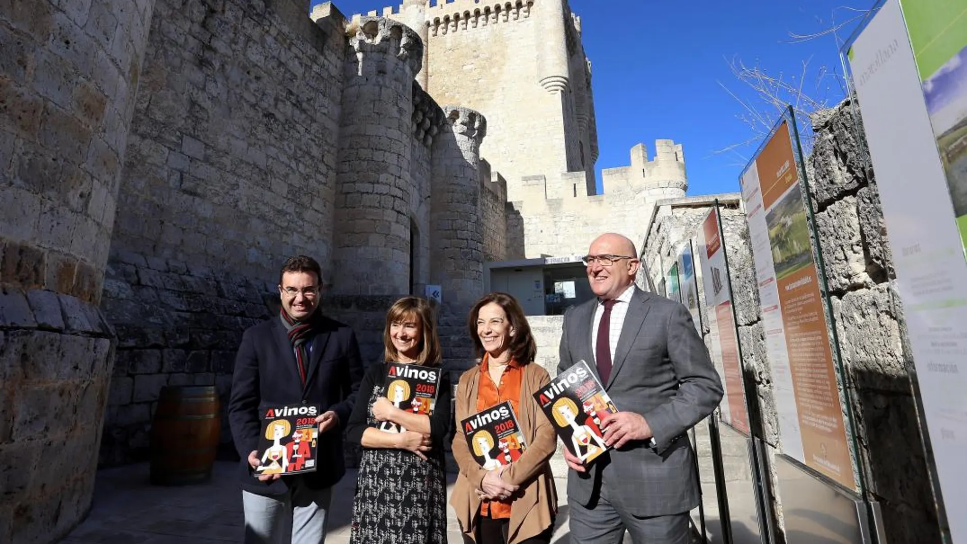 Roberto Díez, Margarita Más, Pilar Molestina y Jesús Julio Carnero, ayer en el castillo de Peñafiel