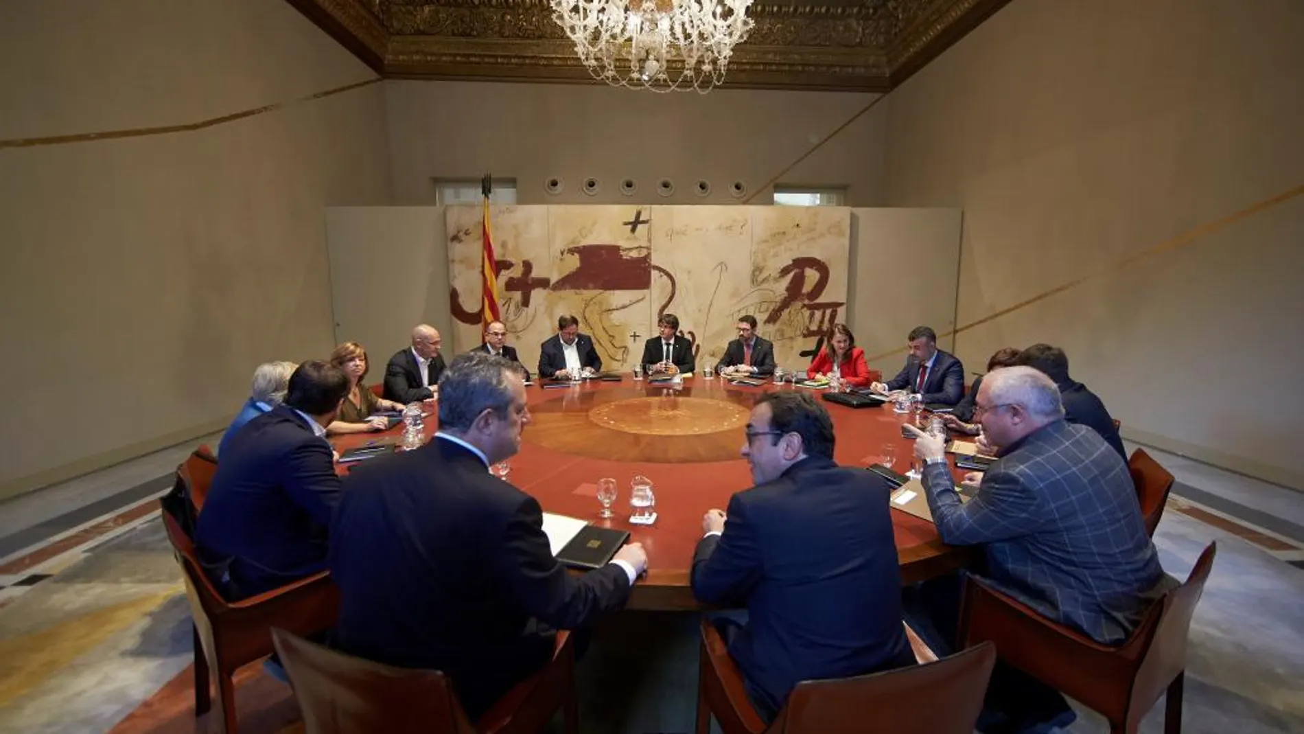Vista general de la reunión semanal del gobierno catalán, que se produce pocas horas antes de que el presidente Puigdemont comparezca a petición propia ante el pleno del Plarlament