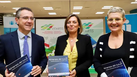 La consejera de Agricultura y Ganadería, Milagros Marcos, en la presentación del libro «Alimentos del futuro» editado por Vitartis, junto a su presidenta, Beatriz Escudero, y el presidente de Cajamar, Eduardo Bahamontes