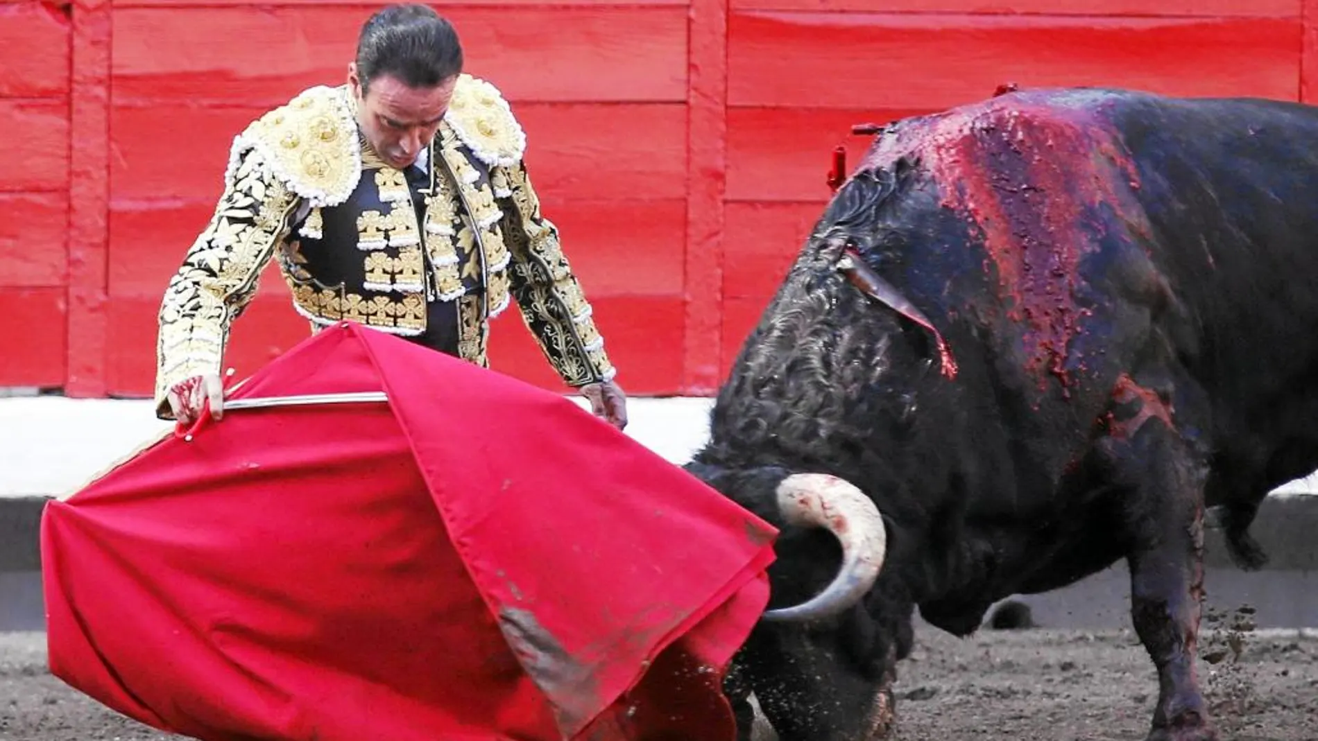 El diestro Enrique Ponce durante la faena de muleta, ayer, en la plaza de toros de Bilbao