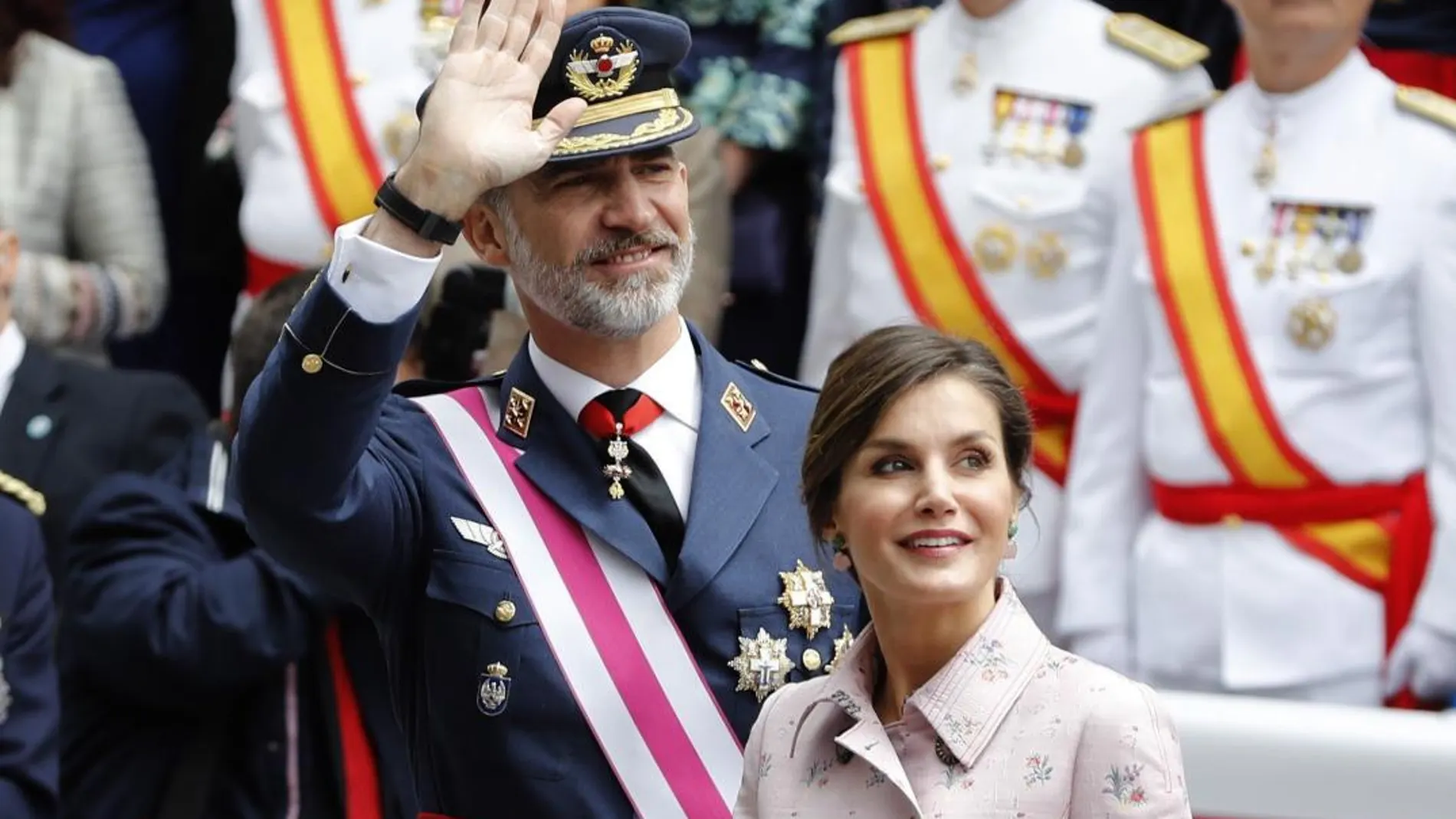 El rey Felipe, acompañado por la reina Letizia, preside hoy el acto central del Día de las Fuerzas Armadas. EFE/David Aguilar
