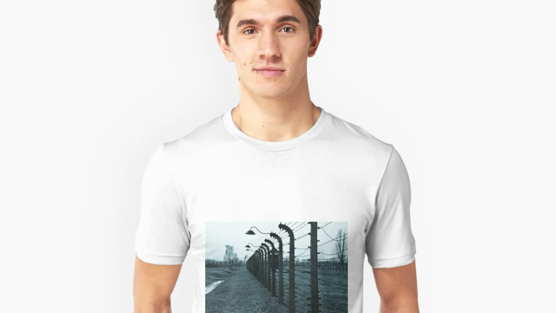 Camiseta con estampado de alambradas de Auschwitz