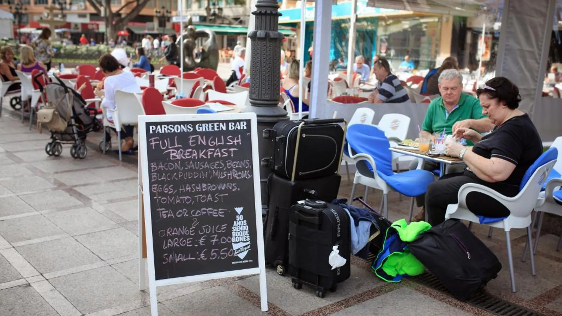 La terraza de un bar de la localidad malagueña de Torremolinos con el cartel de su menú en inglés