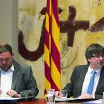 El presidente de la Generalitat, Carles Puigdemont (d), y el vicepresidente, Oriol Junqueras (i), durante la reunión de cada martes del Govern catalán.