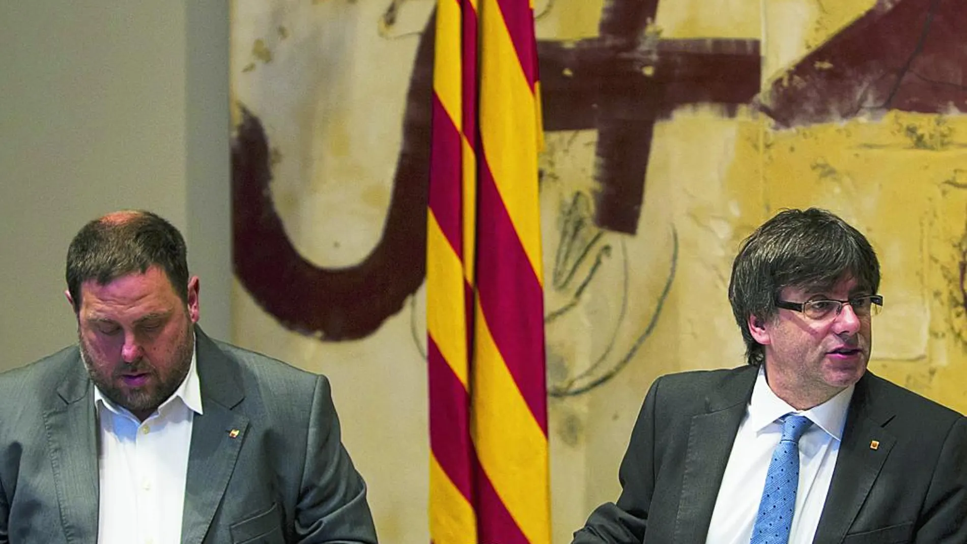 El presidente de la Generalitat, Carles Puigdemont (d), y el vicepresidente, Oriol Junqueras (i), durante la reunión de cada martes del Govern catalán.