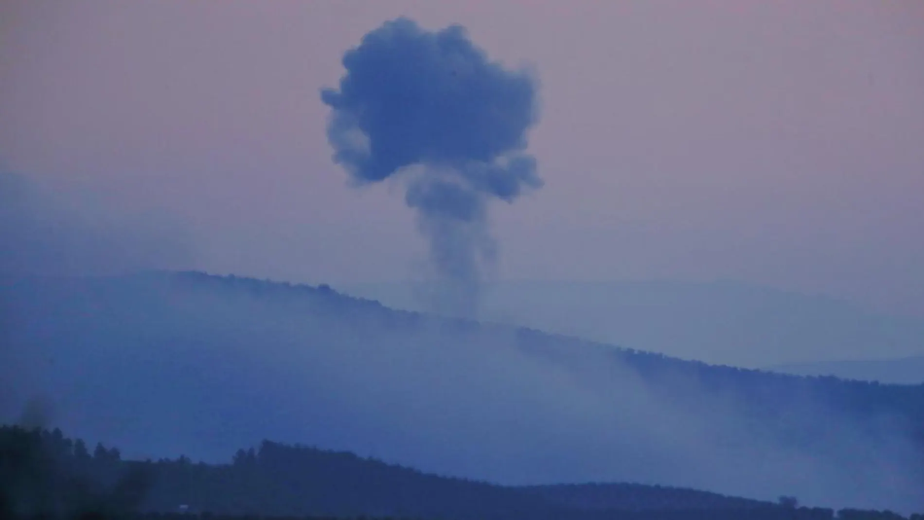 Nube de humo por los bombardeos turcos sobre la región siria de Afrin. Ap