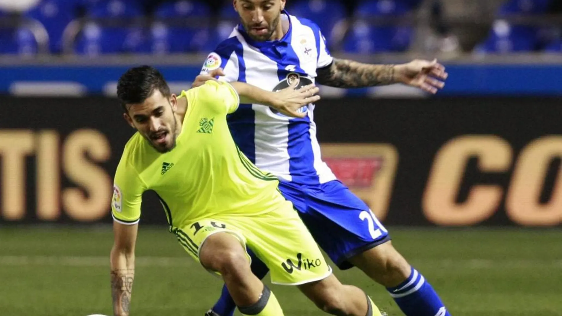 Dani Ceballos, el mejor del Betis, pugna con Guilherme en un lance del partido de anoche