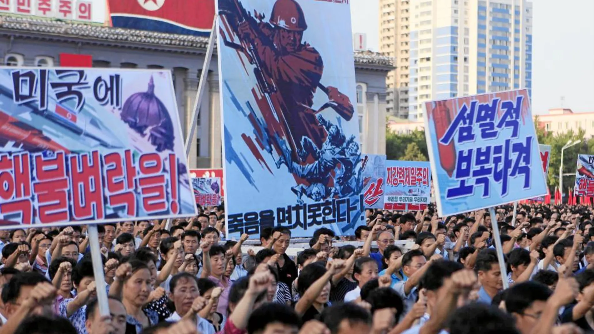 Miles de personas salieron ayer a las calles de Pyongyang para apoyar a su líder, Kim Jong Un