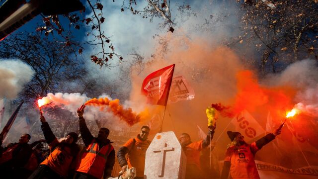Trabajadores de Alcoa protestan por el cierre de las plantas españolas ante el ministerio de Industria