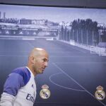 El entrenador del Real Madrid, el francés Zinedine Zidane, durante la rueda de prensa posterior al entrenamiento realizado hoy en Valdebebas