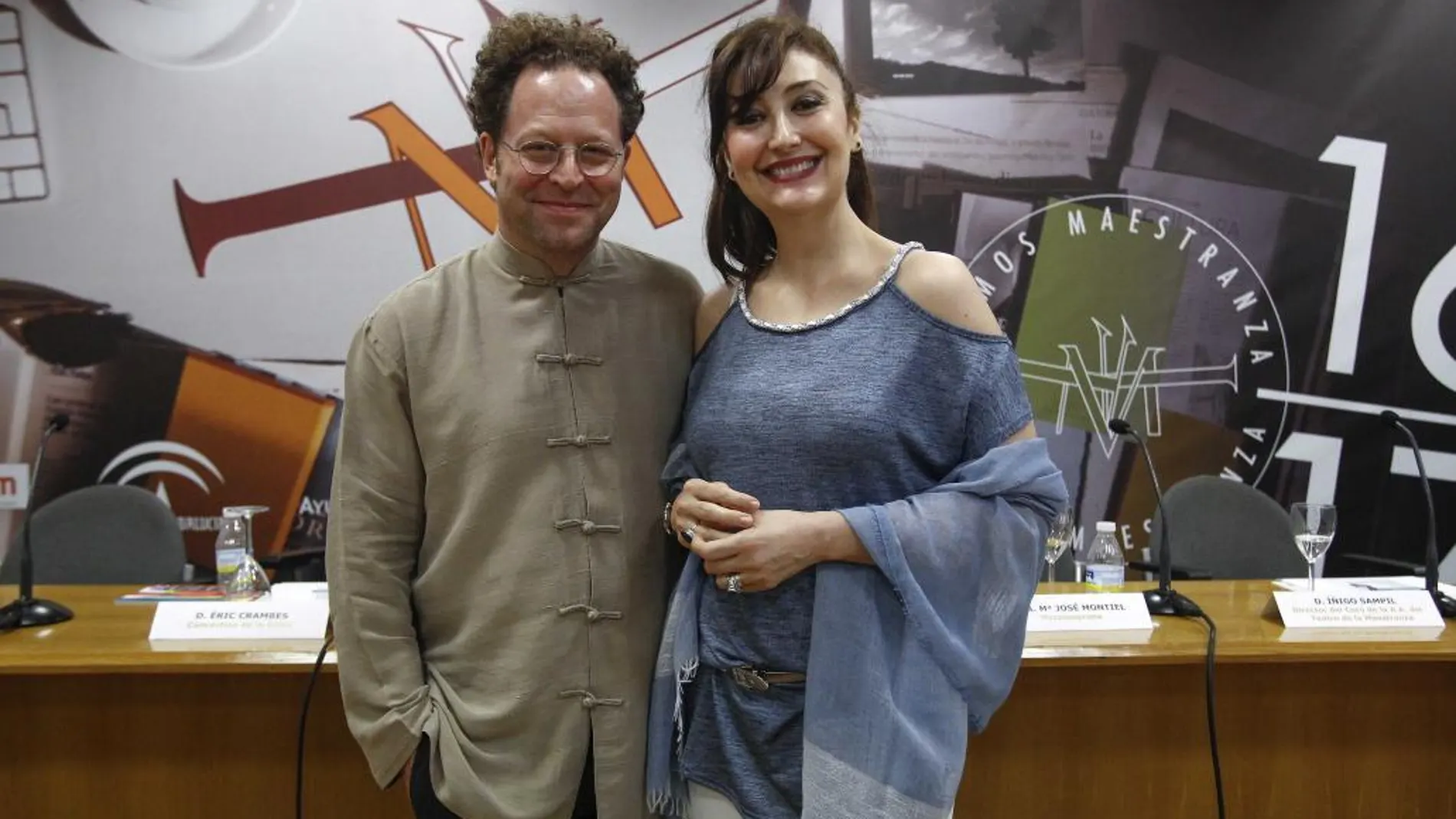 John Axelrod, director de la ROSS, y la mezzosoprano María José Montiel