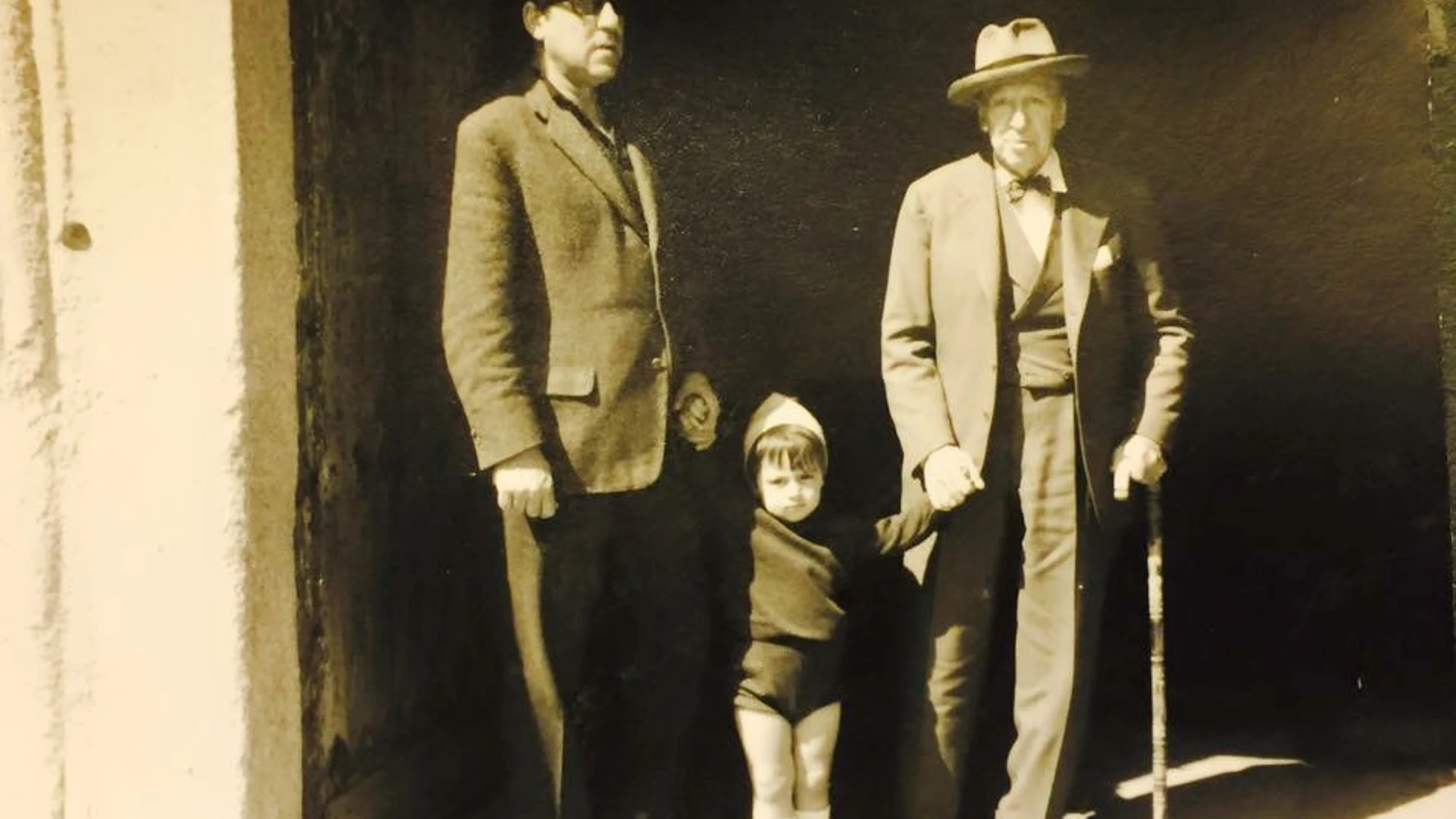 El pintor, junto a su hijo y su nieto, el escritor Edgar Caprotti,