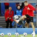 Sergej Milinkovic-Savic controla un balón en el calentamiento previo al Serbia-Suiza de la segunda jornada