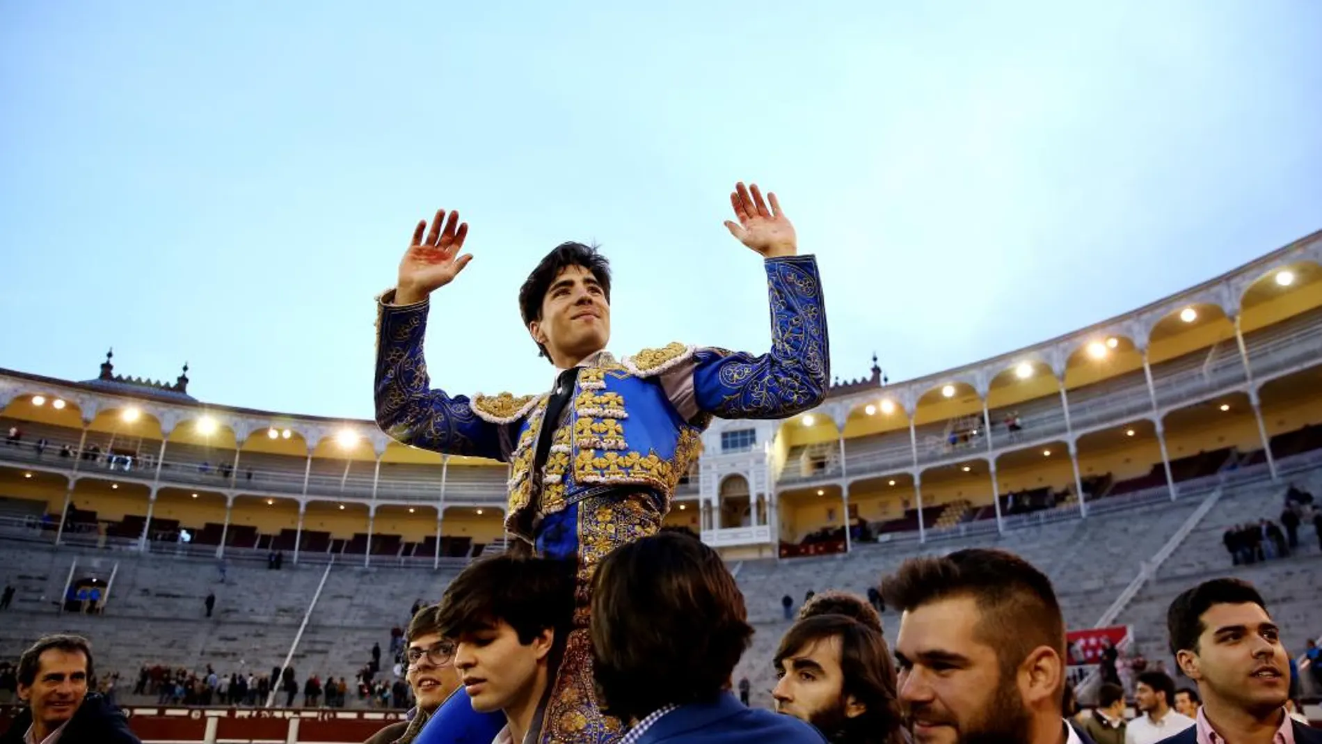 Álvaro Lorenzo saliendo a hombros de Las Ventas