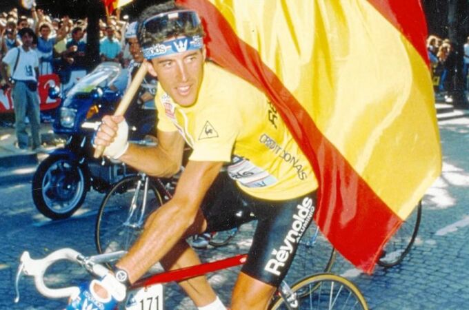 Pedro Delgado vestido de amarillo y con la bandera española en París, el día de su triunfo en el Tour, el 24 de julio de 1988