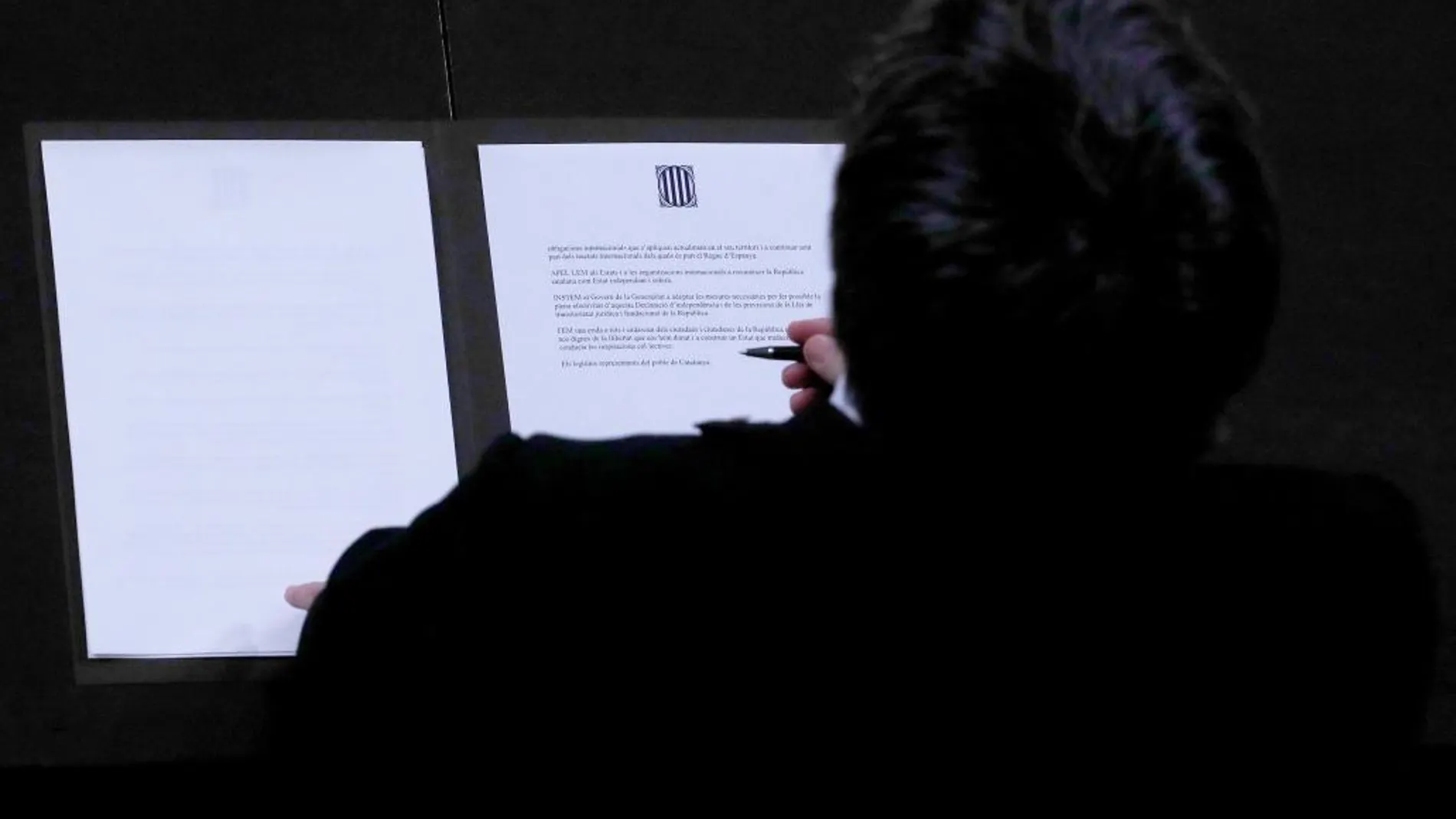 Carles Puigdemont durante la firma de la declaración de independencia