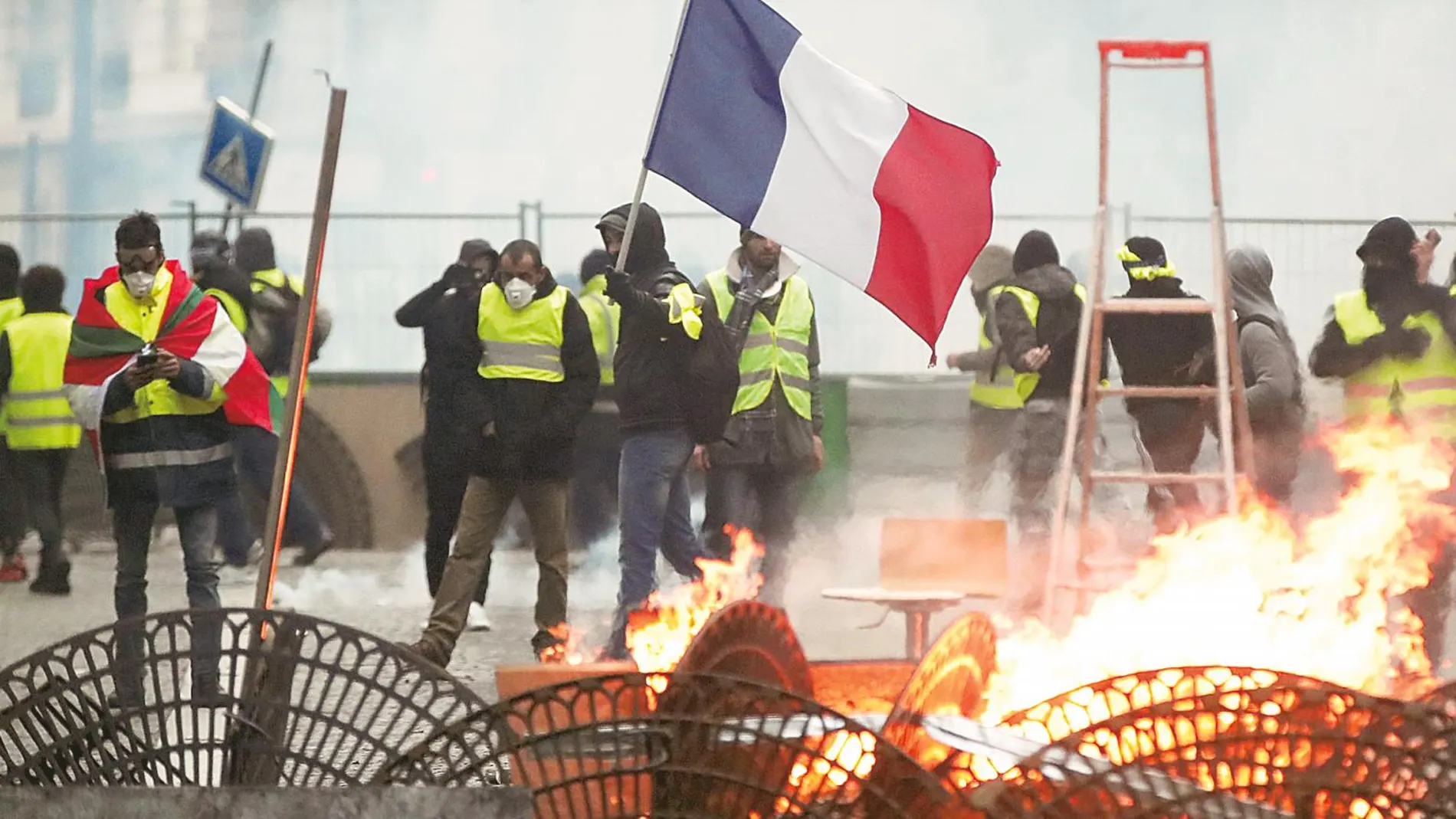 Los chalecos amarillos han bloqueado el paso de los camiones de mercancías en Francia/REUTERS