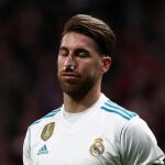 Sergio Ramos, momentos después de recibir la patada que obligó a su sustitución en el descanso del partido