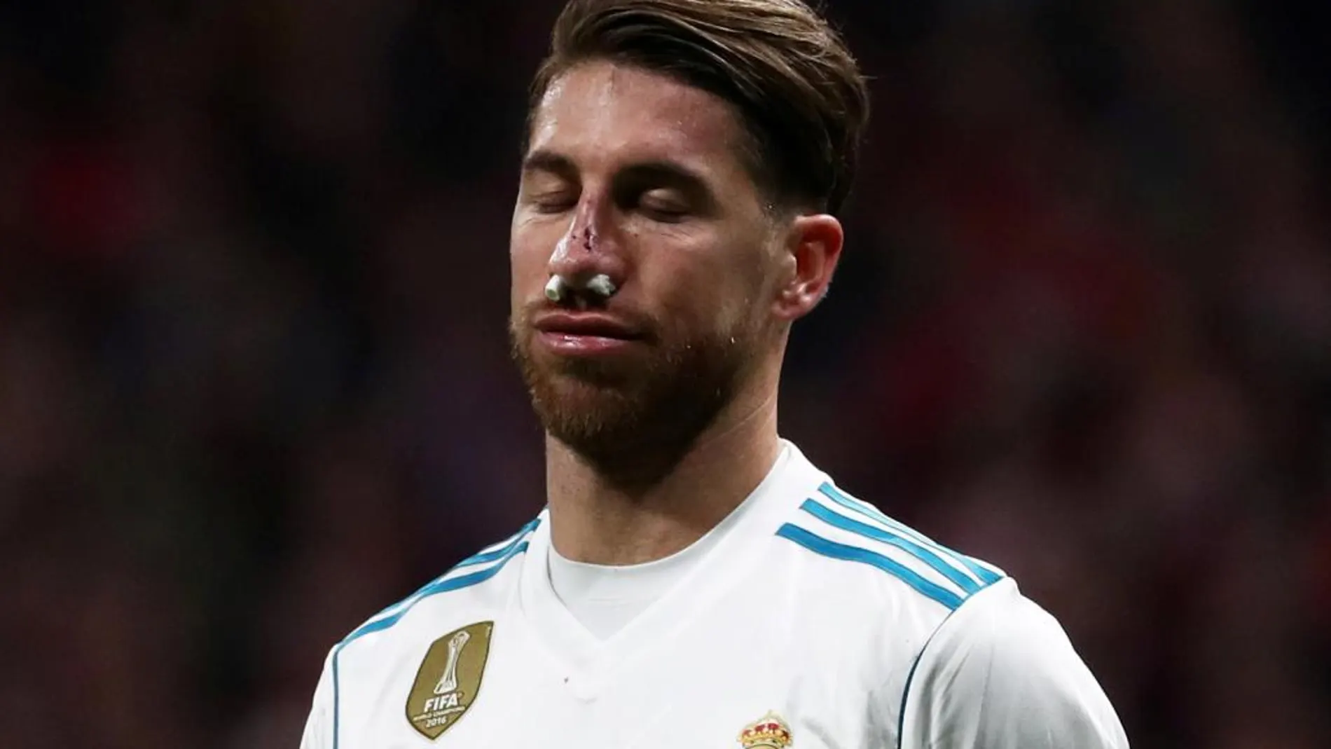 Sergio Ramos, momentos después de recibir la patada que obligó a su sustitución en el descanso del partido