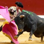 El diestro Diego Urdiales da un pase con el capote durante la corrida de apertura de la feria taurina de la Semana Grande de San Sebastián.