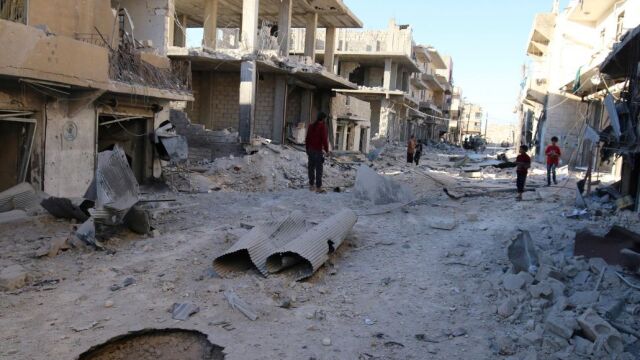 Daños provocados por misiles sirios en la zona de Alepo controlada por los rebeldes.