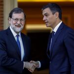 El presidente del Gobierno, Mariano Rajoy (i), y el líder del PSOE, Pedro Sánchez, se saludan momentos antes de la reunión que mantuvieron en el Palacio de la Moncloa para tratar de coordinar una acción conjunta ante el nuevo escenario político abierto en Cataluña con la investidura de Quim Torra. / EFE
