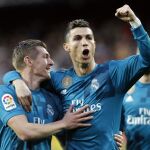 El centrocampista alemán del Real Madrid Toni Kroos celebra con su compañero Cristiano Ronaldo la consecución del cuarto gol de su equipo ante el Valencia