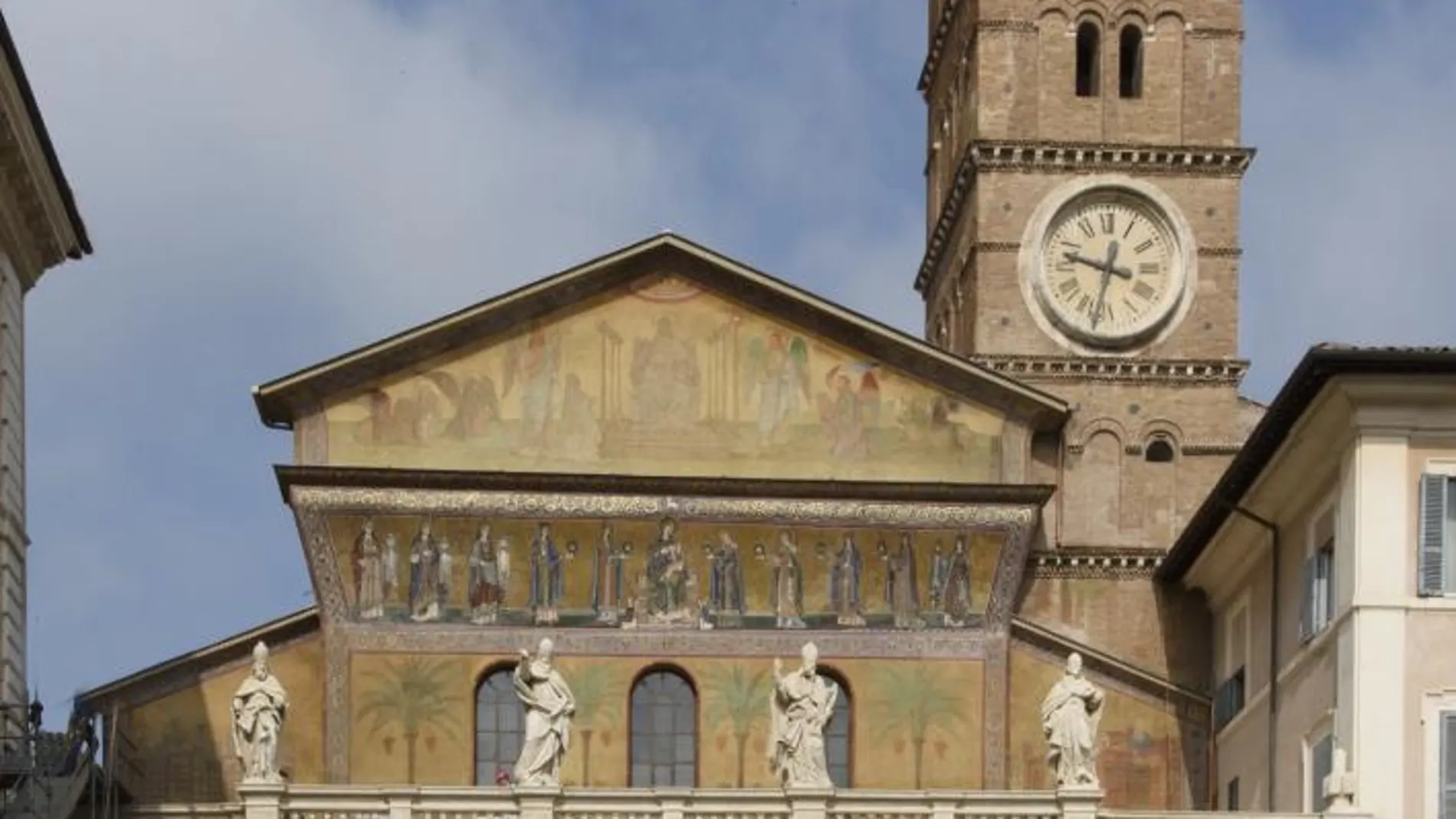 La cara renovada de la Basílica de Santa María inTrastevere en Roma