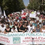 La manifestación organizada por la asociación Justicia por la Sanidad tomó durante la mañana de ayer las calles de Granada