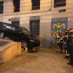 El vehículo quedó en equilobrio encima de las escaleras de la plaza. Foto y vídeo: J. Garrido