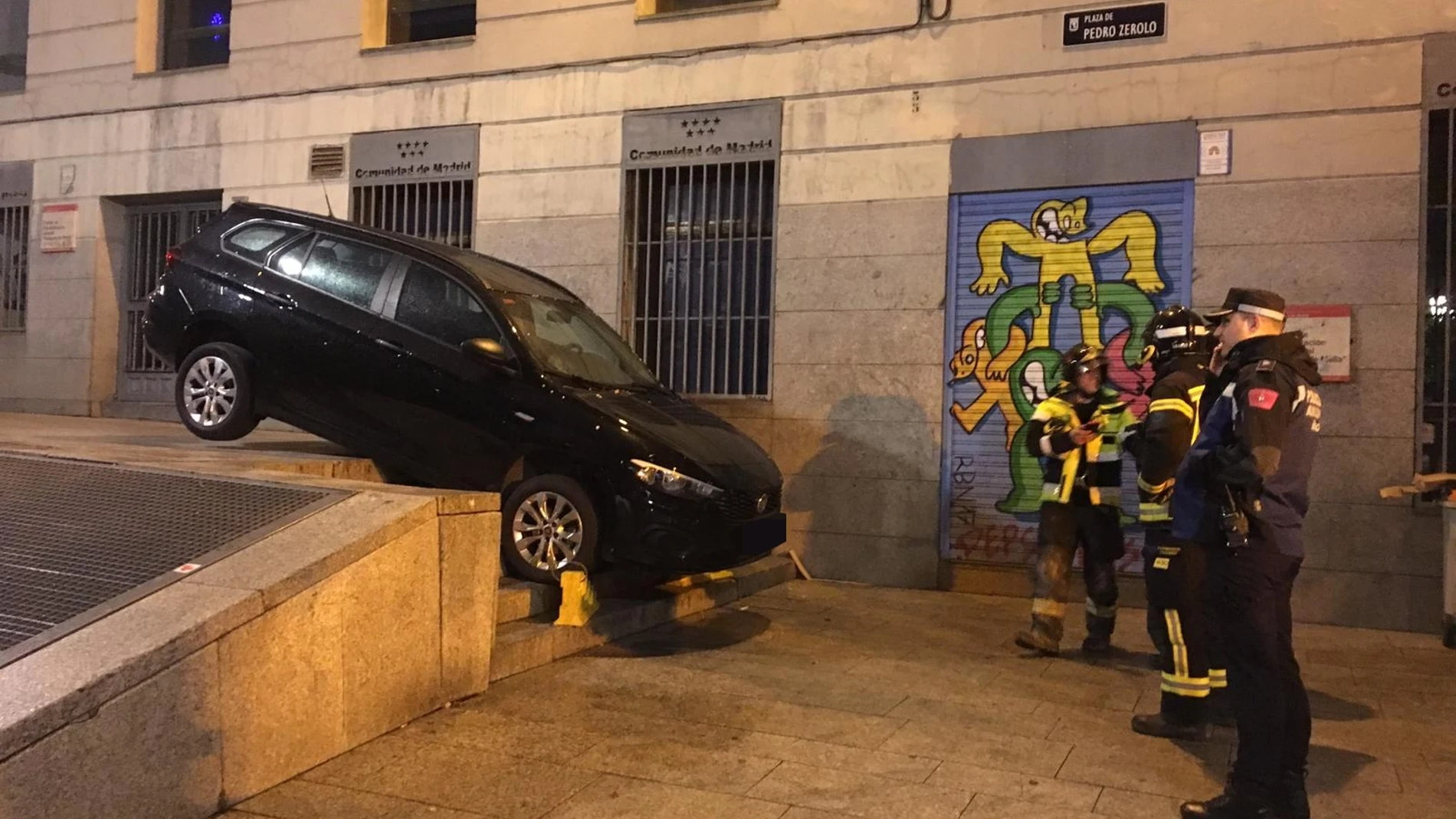 El vehículo quedó en equilobrio encima de las escaleras de la plaza. Foto y vídeo: J. Garrido