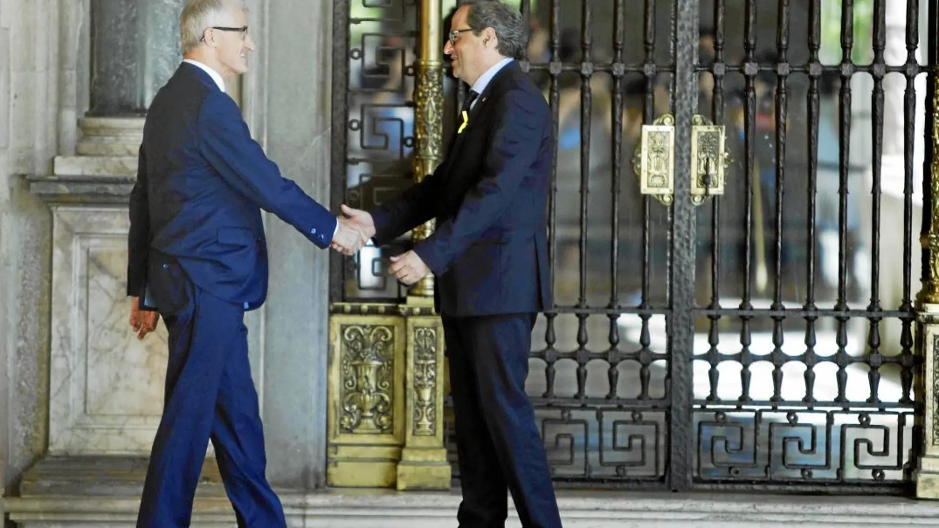 El president de la Generalitat, Quim Torra, saluda ayer al presidente de Flandes, Geert Bourgeois, antes de su reunión en el Palau de la Generalitat de Barcelona