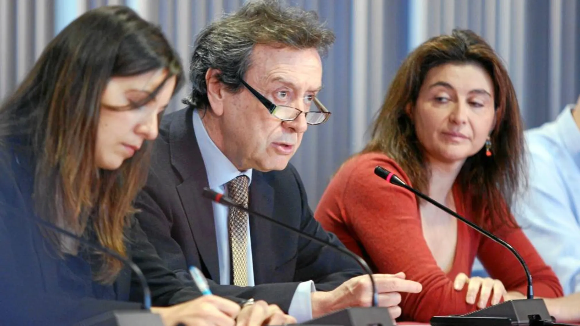 El consejero José Antonio de Santiago-Juárez, junto a Soraya Mayo, de ATA, y la directora general Marta López