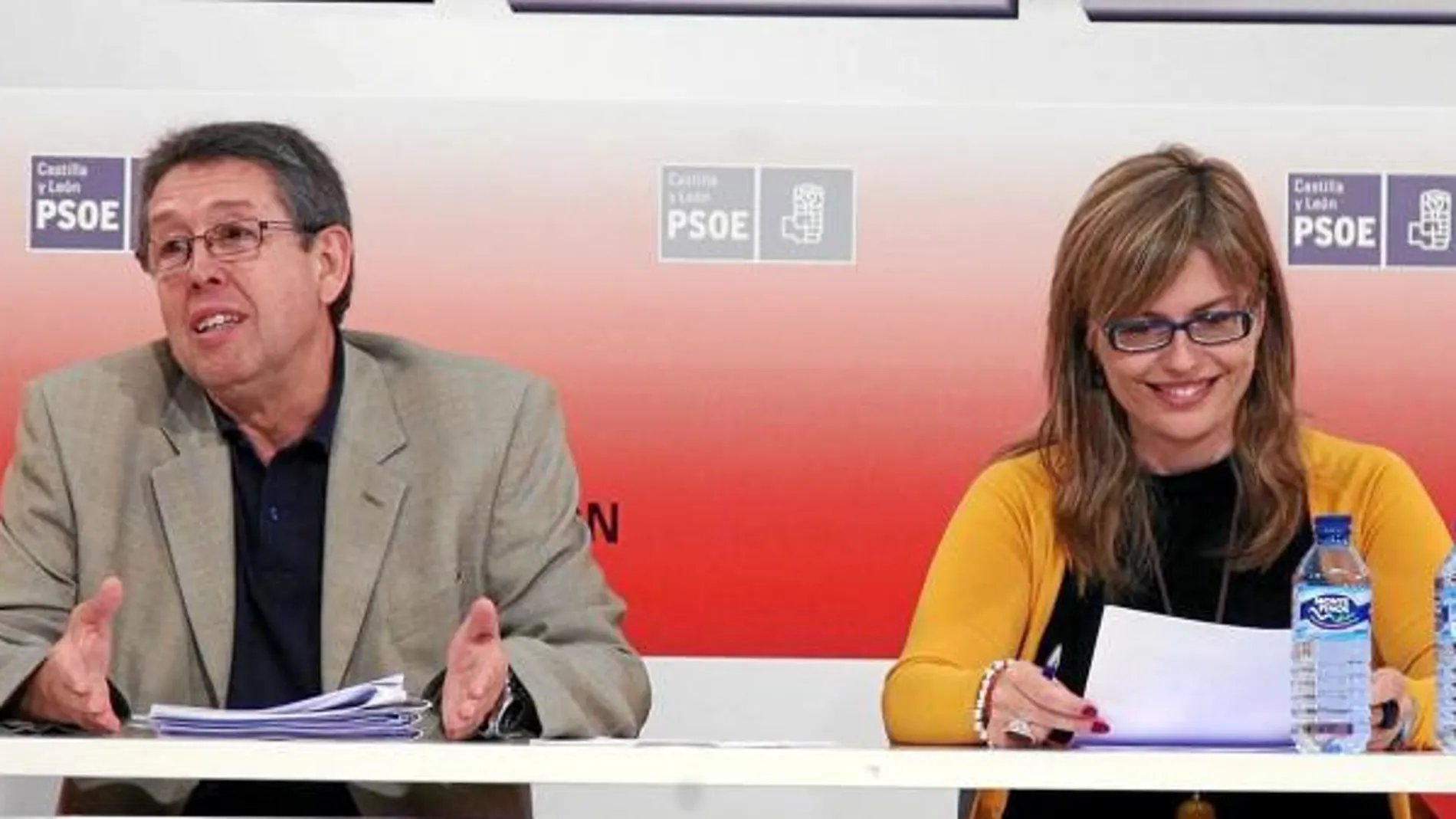El procurador socialista, Jorge Félix Alonso, y la secertaria de Políticas Sociales del PSOE, Marta Olmedo, en rueda de prensa
