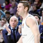 Pablo Laso aplaude una de las acciones de Causeur ante el Panathinaikos