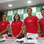 Feliciano López (i), David Ferrer (2-i), Rafael Nadal (2-d) y Marc López (d), y la capitana del equipo Conchita Martínez (c) posan para los fotógrafos.