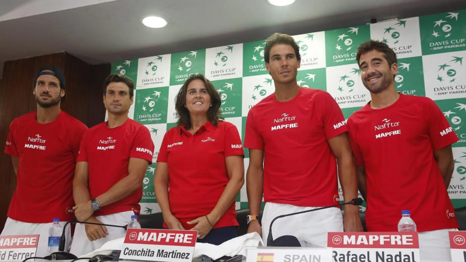 Feliciano López (i), David Ferrer (2-i), Rafael Nadal (2-d) y Marc López (d), y la capitana del equipo Conchita Martínez (c) posan para los fotógrafos.
