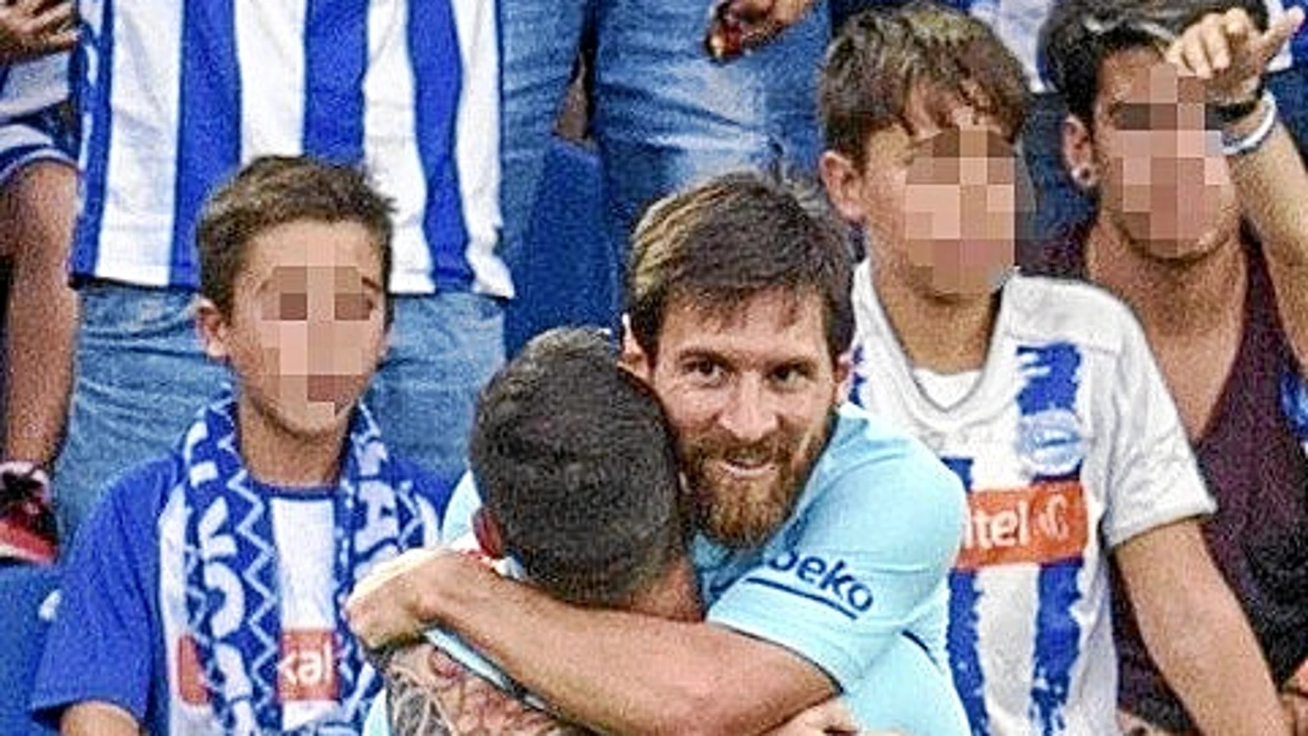 Messi disputa un balón con los jugadores del Alavés Mubarak Wakaso (i) y Tomás Pina