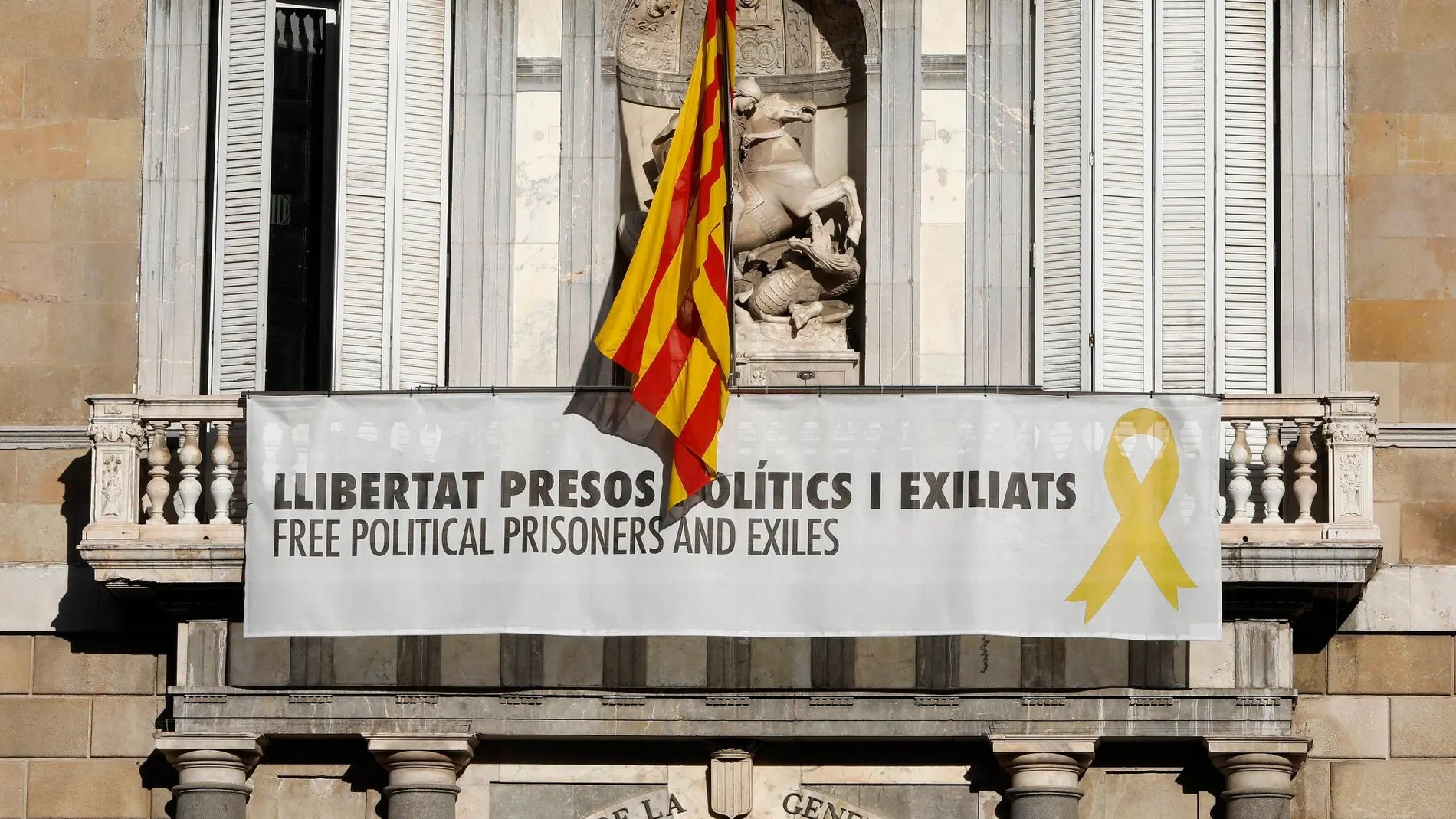 La pancarta que colgaba en el Palau de la Generalitat con el lazo amarillo.