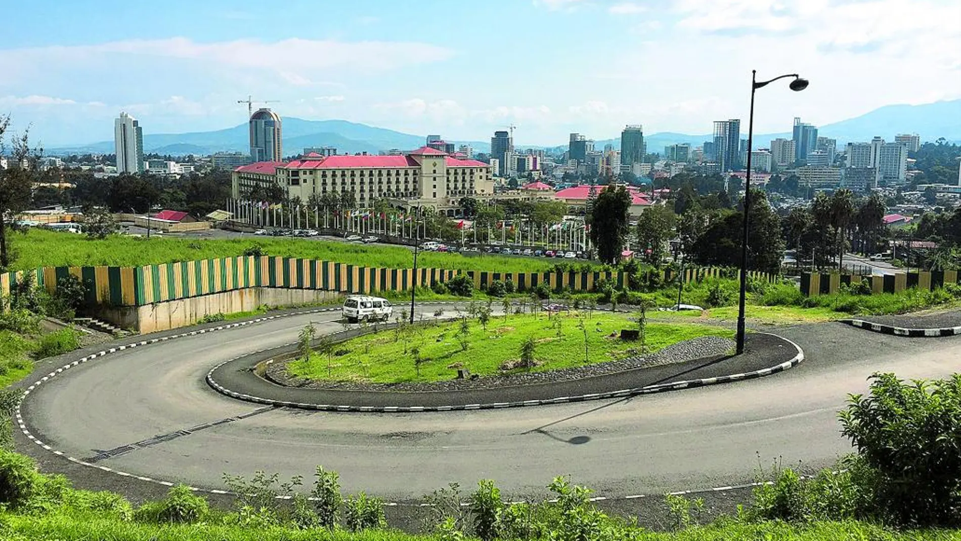 En la imagen, la Avenida Churchill de Adis Abeba