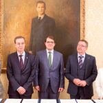 El alcalde de Salamanca, Alfonso Fernández Mañueco, preside la firma del acuerdo entre los presidentes de los CES en Castilla y León, Germán Barrios; Galicia, Corina Porro; Extremadura, Mercedes Vaquera; y Andalucía, Ángel J. Gallego