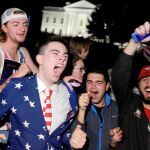 Varios jóvenes celebran la victoria de Donald Trump en las inmediaciones de la Casa Blanca, ayer, tras conocer los resultados electorales