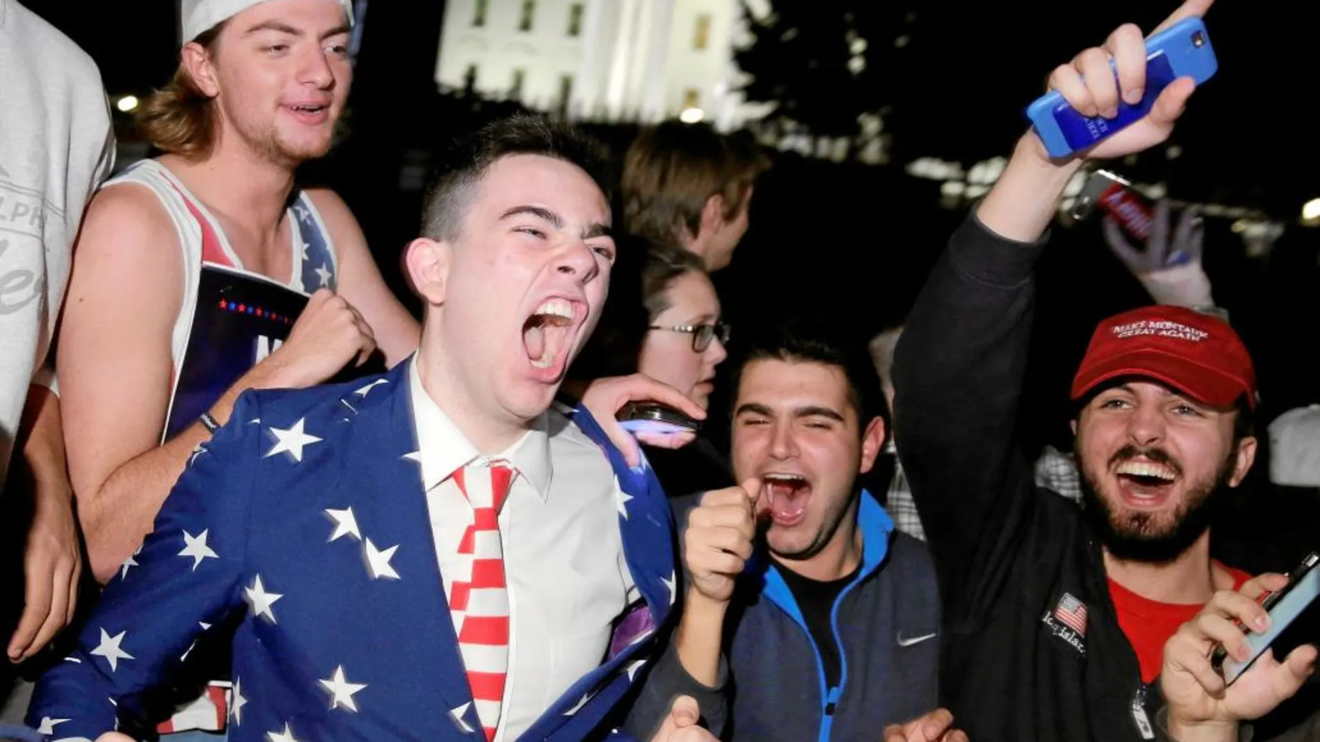 Varios jóvenes celebran la victoria de Donald Trump en las inmediaciones de la Casa Blanca, ayer, tras conocer los resultados electorales
