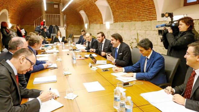 El alcalde de Valladolid, Óscar Puente, preside la reunión en compañía del consejero Suárez-Quiñones