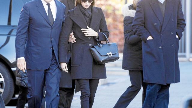 Luis Alfonso de Borbón, muy afectado, junto a su esposa María Margarita Vargas, al llegar al Tanatorio Sur
