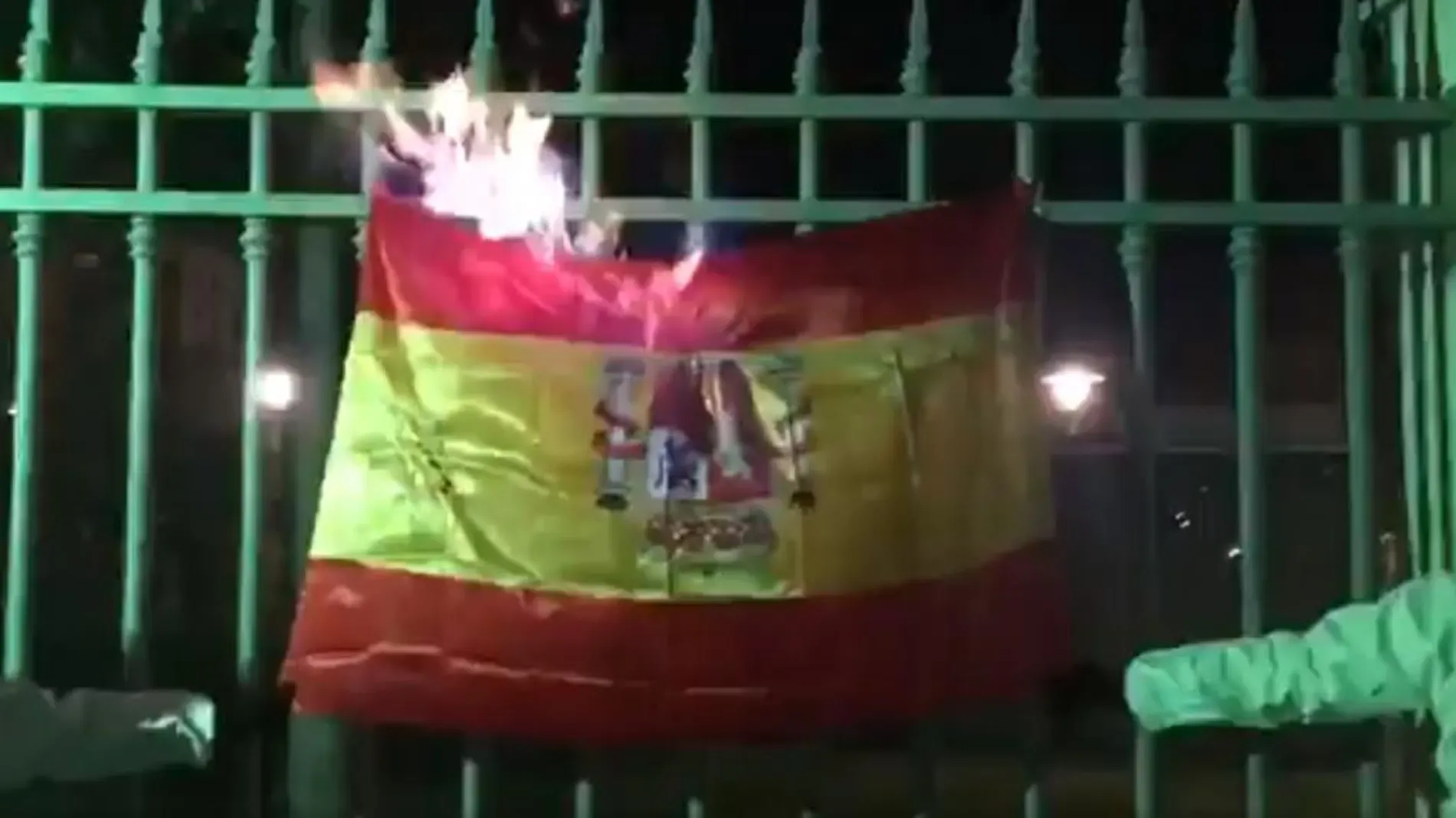 Arran publica un vídeo en el que dos integrantes queman una bandera de España durante la Diada de Mallorca