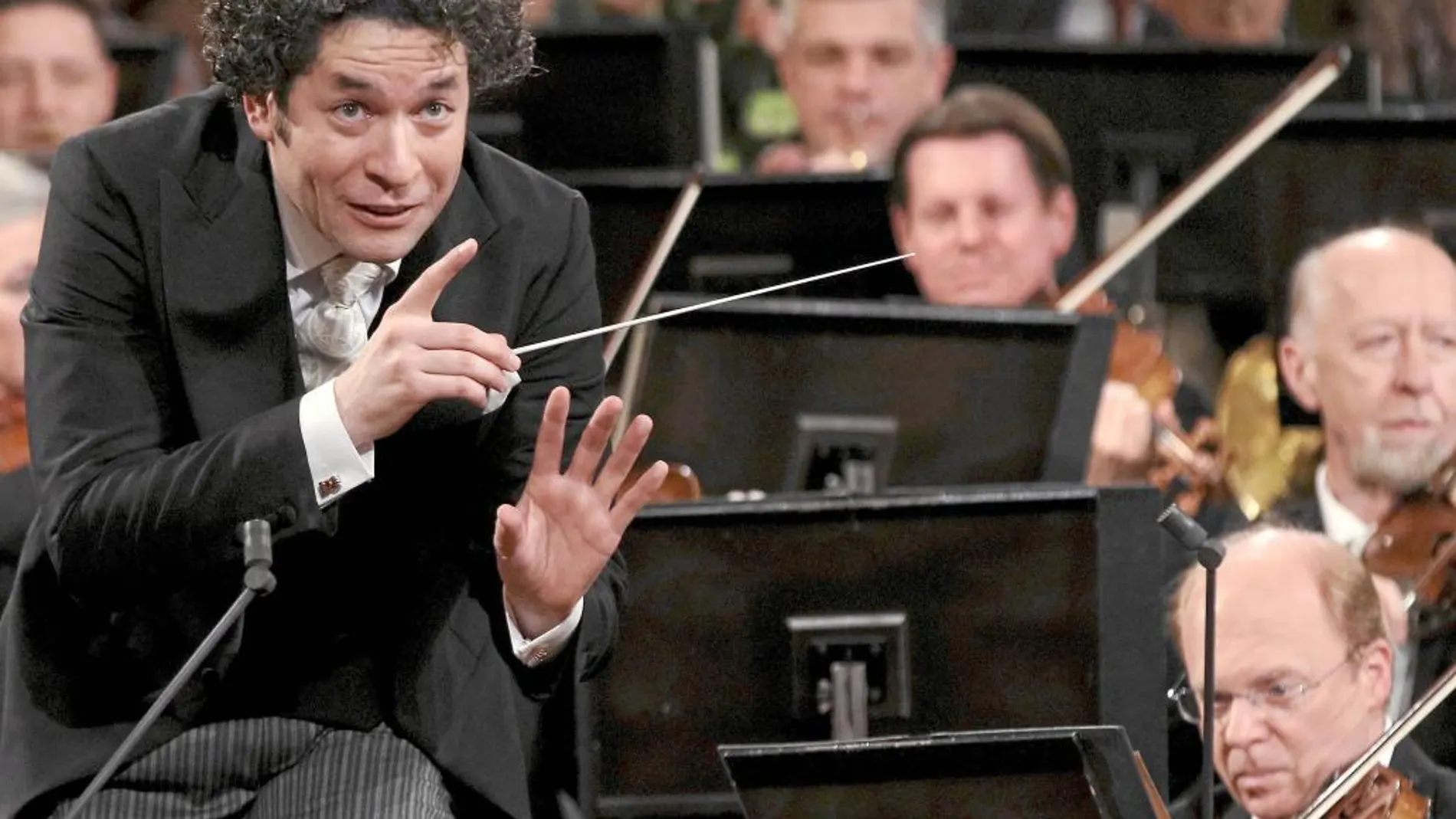 Gustavo Dudamel se vuelve al público en el momento de dirigir la «Marcha Radetzky»