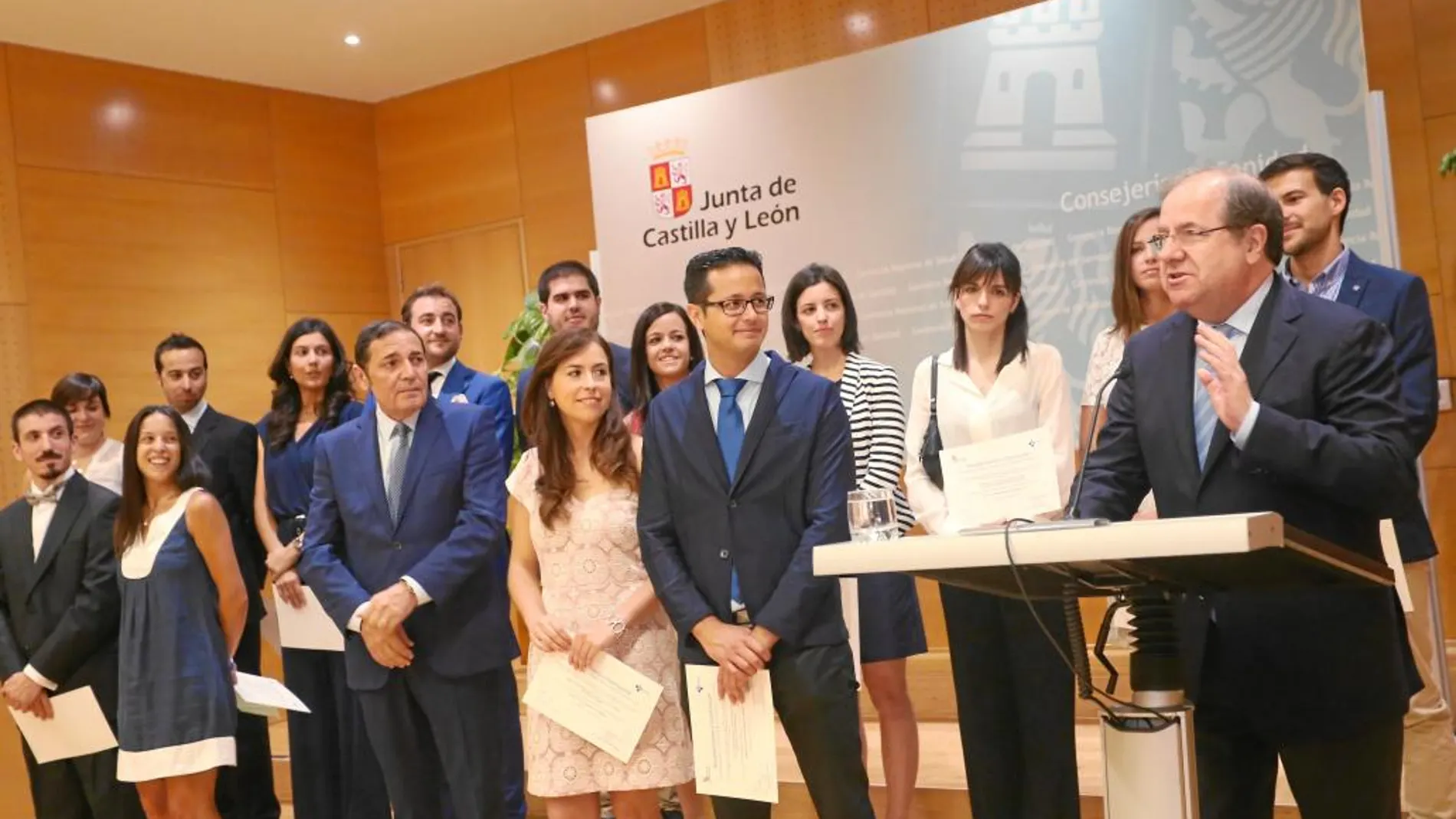 El presidente Juan vicente Herrera y el consejero Sáez Aguado junto a los profesionales sanitarios galardonados