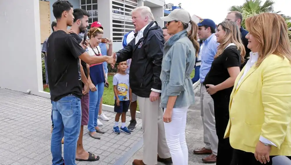Donald Trump y la primera dama Melania conversan con habitantes de Puerto Rico tras el paso del huracán