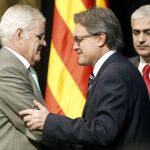 El presidente de la Generalitat, Artur Mas (c), saluda al Fiscal Superior de Cataluña, José María Romero de Tejada (i) en una imagen de archivo